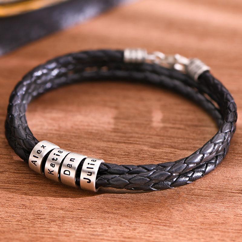 Brățară Bărbați din Piele Neagră – Personalizabilă cu Finisaje în Argintiu sau Aur
